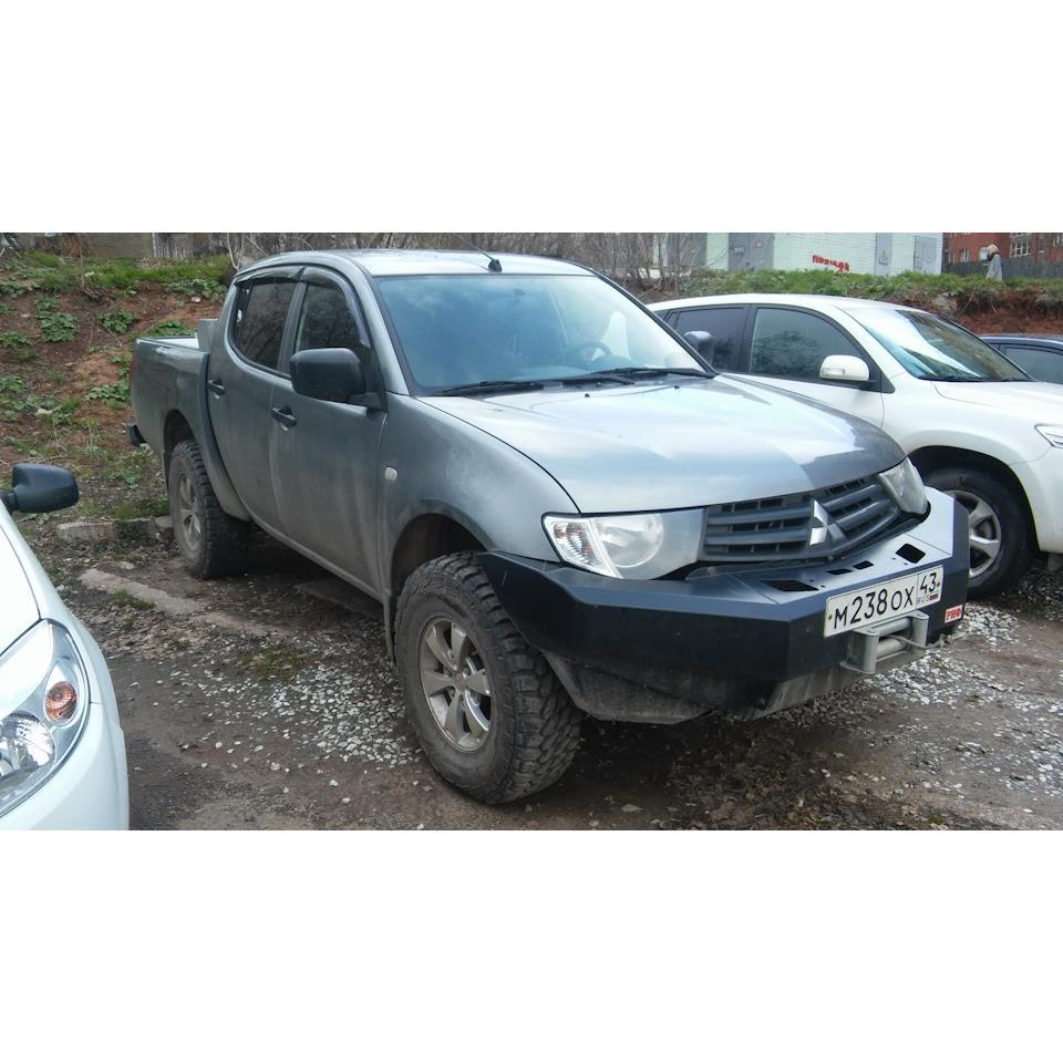 Бампер РИФ передний Mitsubishi L200 2005-2015 с доп. фарами и защитой бачка омывателя