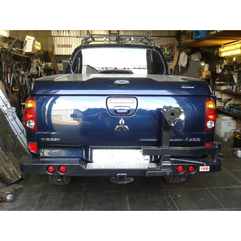 Бампер РИФ задний Mitsubishi L200 2005-2015 (куз. 1350 мм) с квадратом под фаркоп