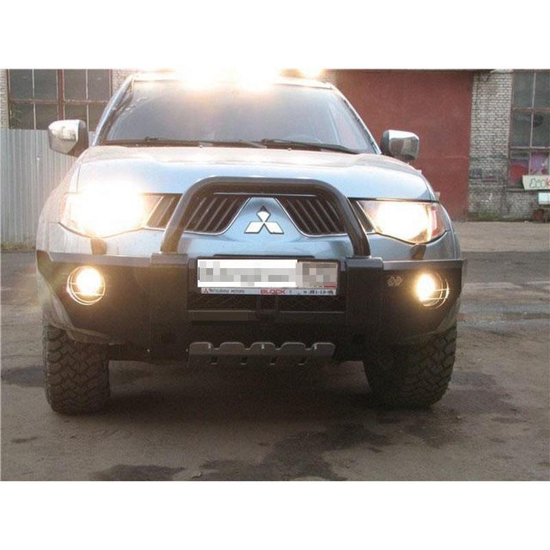 Накладка РИФ на передний бампер с квадратом под фаркоп и центральной трубой Mitsubishi L200 2005+