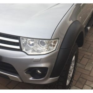 Расширители колёсных арок с передним бампером Mitsubishi L200 2013-2014