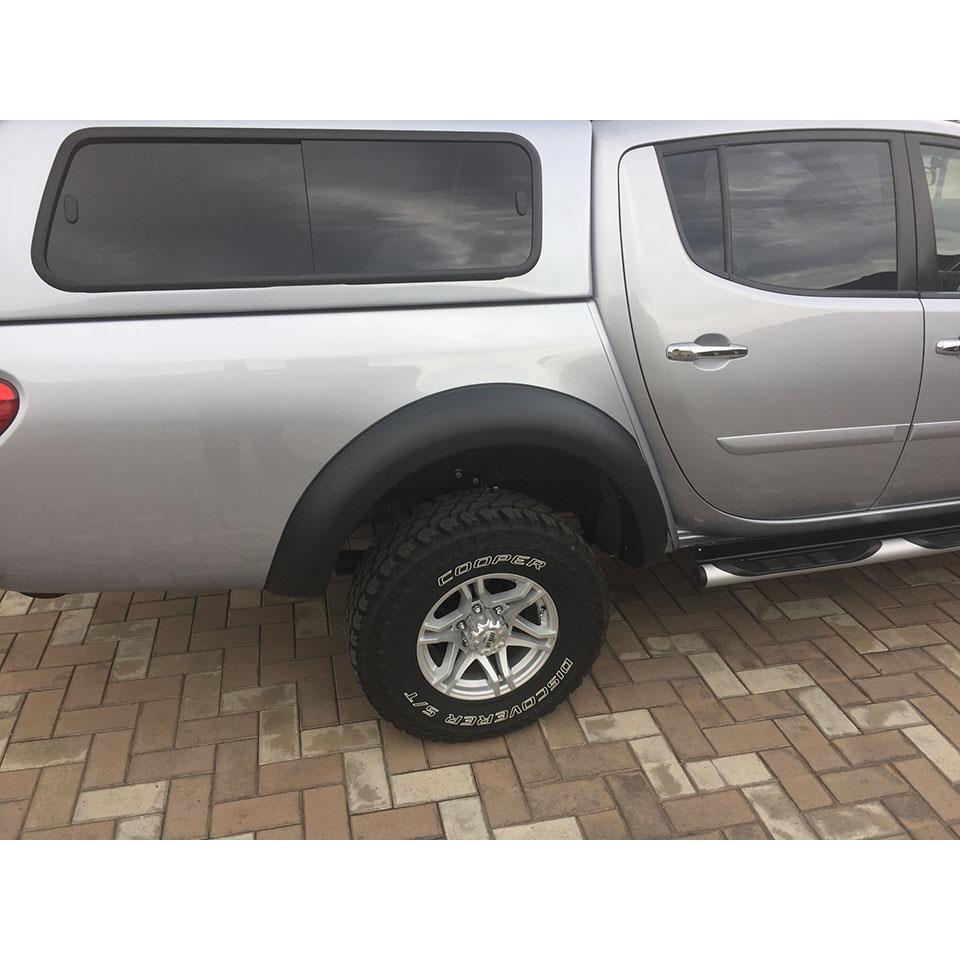 Расширители колёсных арок с передним бампером Mitsubishi L200 2013-2014