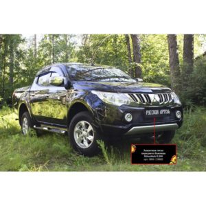 Защитная сетка и заглушка решетки переднего бампера Mitsubishi L200 2015-2018 (V дорестайлинг)